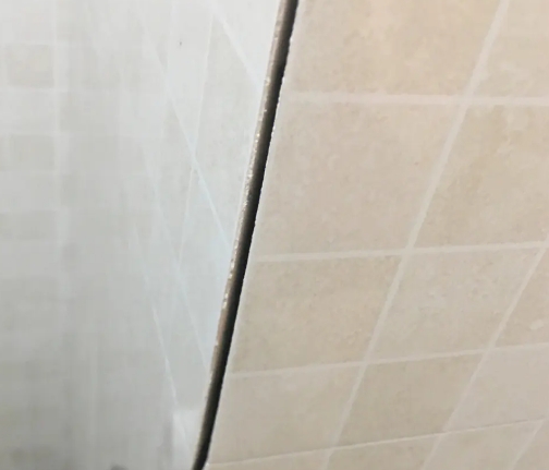 伊通瓷砖空鼓维修公司分享阳台瓷砖脱落的修复过程可以分为以下几个步骤