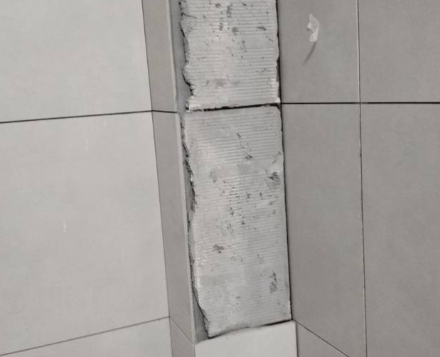 伊通瓷砖空鼓维修公司分享下瓷砖施工前基层浇水润湿程度不足，可能导致以下问题