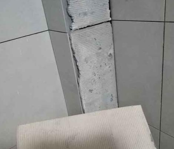 伊通瓷砖空鼓维修公司分享下厨房瓷砖脱落的补救措施。